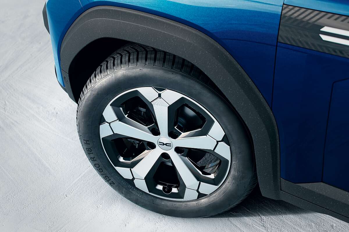 Genuine Dacia Duster 18-Inch Tagasan Diamond-Cut Alloy Wheel