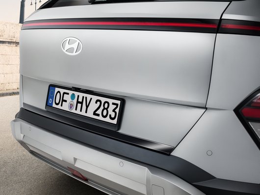 Genuine Hyundai Kona Tailgate Trim Line, Piano Black